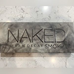 Brand new/Never used Urban Decay Naked Smokey eyeshadow palette.